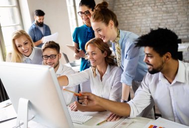 İş, teknoloji ve insan kavramı - ofiste kullanıcı arayüzü üzerinde çalışan yaratıcı ekip veya tasarımcılar