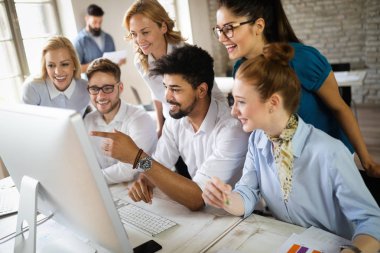 Bir grup genç iş adamı toplantı yapıyor. Ofisteki toplantıda gülümseyen bir grup genç tasarımcı..