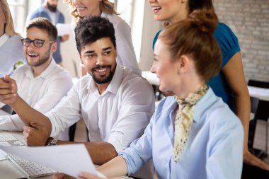 Genç girişimci ofiste yeni bir girişim projesiyle çalışıyor. Takım çalışması süreci.