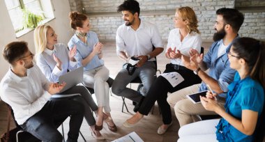 Modern ofisteki mutlu yaratıcı takım. İş, girişim, tasarım, insanlar ve takım çalışması kavramı