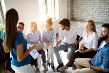 Ofisteki iş projesinde çalışan yaratıcı genç iş adamları