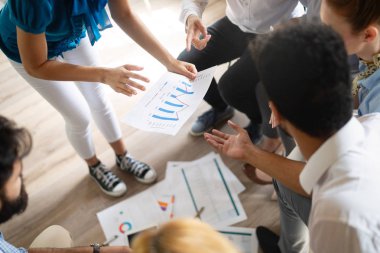 Modern ofiste başarılı bir iş grubu.