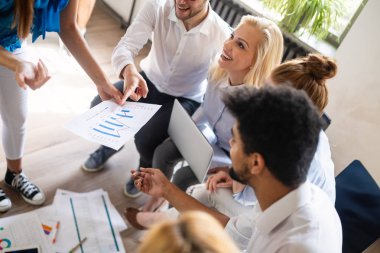 Bir grup genç iş adamı ve tasarımcı. Yeni proje üzerinde çalışıyorlar. Başlangıç konsepti..