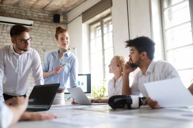 Genç girişimci ofiste yeni bir girişim projesiyle çalışıyor. Takım çalışması süreci.