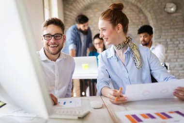 Sunum sırasında yazılım mühendisliği ve iş öğrenen başarılı mutlu öğrenci grubu