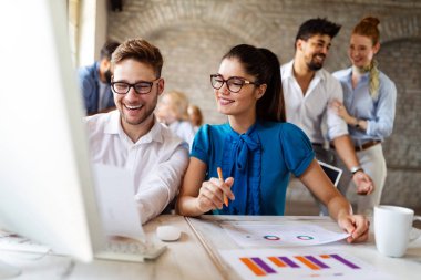 Genç girişimci ofiste yeni bir girişim projesiyle çalışıyor. Takım çalışması süreci.