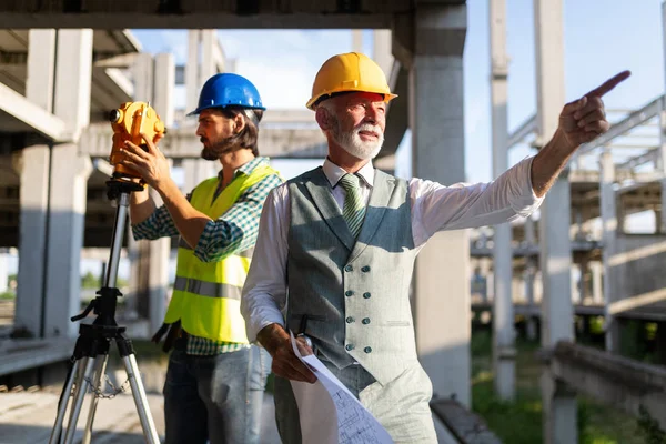 Grupp av byggingenjörer som arbetar på byggarbetsplatsen — Stockfoto