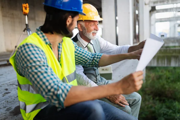 Arquiteto Engenheiro Construção Com Capataz Verificando Canteiro Obras — Fotografia de Stock