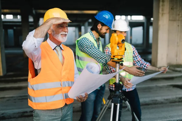 Équipe Architectes Ingénieurs Groupe Sur Site Construciton Vérifier Les Documents — Photo