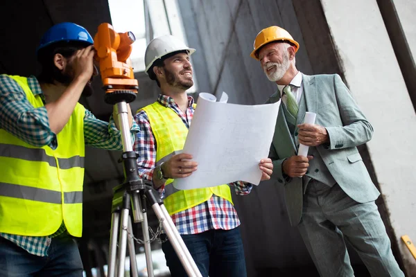 Ingenjör Förman Och Arbetstagare Diskuterar Och Arbetar Byggarbetsplatsen — Stockfoto