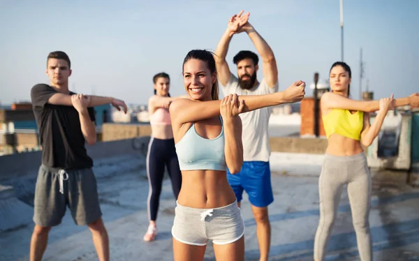 Gün Doğuşunda Açık Havada Eğitim Mutlu Fit Genç Insanlar Arkadaşları — Stok fotoğraf