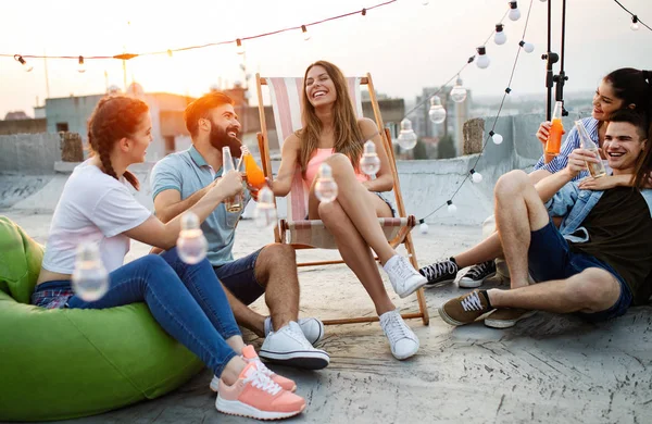 Pasar Buen Rato Con Amigos Amigos Charlando Mientras Están Sentados —  Fotos de Stock