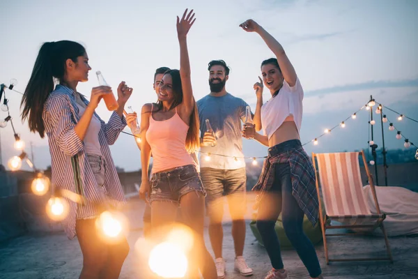 Amigos Felices Teniendo Una Fiesta Azotea Diversión Verano Estilo Vida —  Fotos de Stock