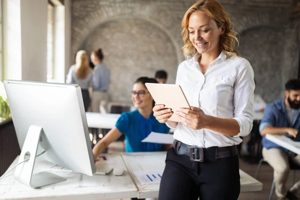 Succesvolle Gelukkige Groep Studenten Die Software Engineering Business Leren Tijdens — Stockfoto