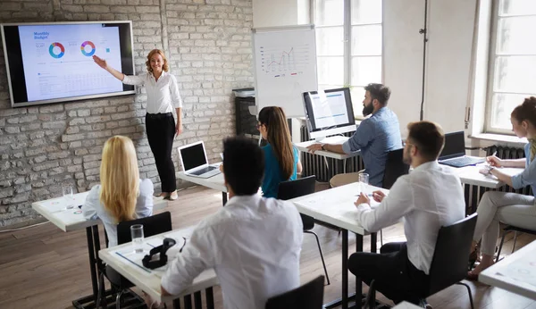 Gruppo Felice Successo Studenti Che Imparano Ingegneria Del Software Business — Foto Stock