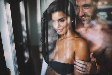 Yatak odasında seksi genç çiftin tutkulu ve oyun