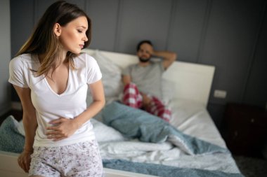 Üzgün, üzgün, mutsuz kadın mide karın ağrısı acı elele