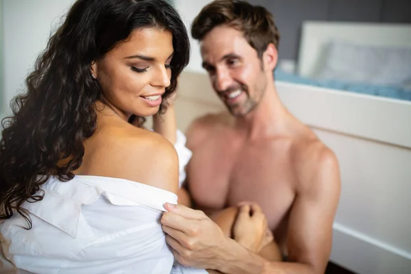 美しい若い情熱的なカップルは寝室でセックスします — ストック写真