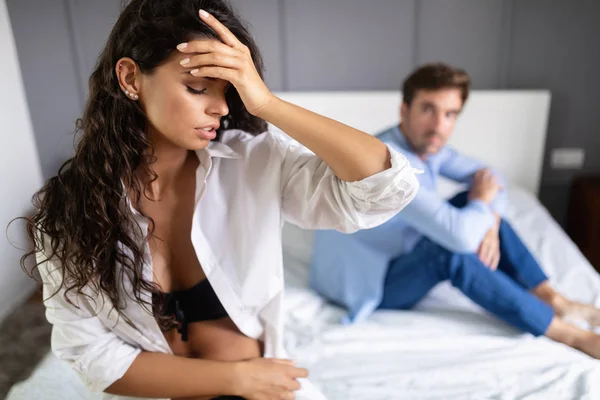 Ungt Par Har Argument Och Sexuella Problem Sängen — Stockfoto