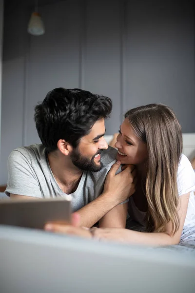 Fröhliches Paar Schaut Gemeinsam Auf Ein Tablet Und Lacht Während — Stockfoto