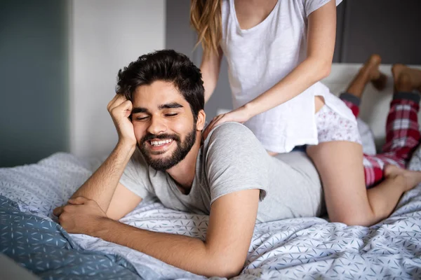 Mulher Bonita Está Fazendo Sua Bela Massagem Namorado Sorrindo Enquanto — Fotografia de Stock