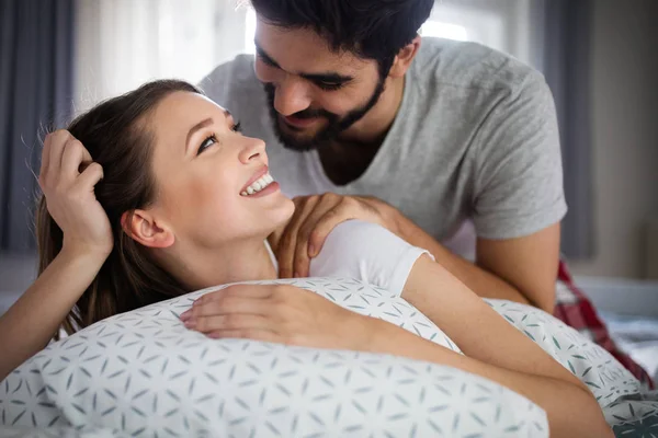 Güzel Bir Çift Yatak Odasında Birlikte Vakit Geçirirken Gülümsüyor Konuşuyor — Stok fotoğraf