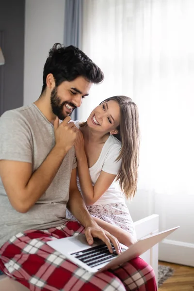 Belo Casal Está Sorrindo Conversando Abraçando Enquanto Passam Tempo Juntos — Fotografia de Stock