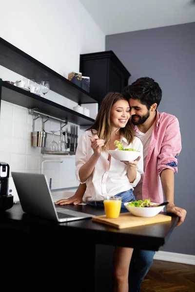 Hermosa Pareja Joven Está Hablando Sonriendo Mientras Cocina Alimentos Saludables — Foto de Stock