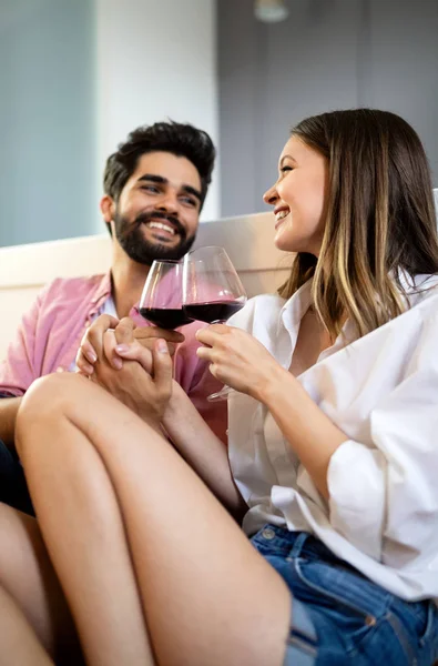 Casal Jovem Íntimo Quarto Curtindo Uns Aos Outros — Fotografia de Stock