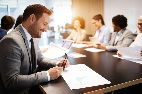 Creatieve Zakenmensen Die Werken Aan Een Zakelijk Project Kantoor — Stockfoto