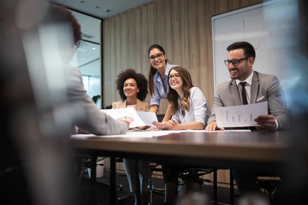 Grupo Empresários Felizes Bem Sucedidos Trabalho Escritório — Fotografia de Stock