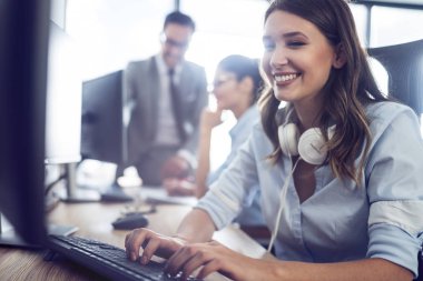 Modern ofiste başarılı bir iş adamı grubu