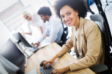 Aşırı çalışma konsepti. Bir grup iş adamı ofiste uyur.