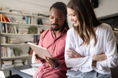 Bir grup meslektaşın ofiste çalışırken birlikte beyin fırtınası yapıyorlar.