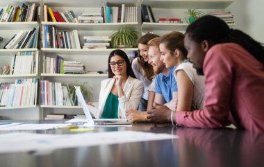 Modern ofiste iş projesi üzerinde çalışan yaratıcı iş adamları