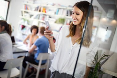 Modern ofiste iş projesi üzerinde çalışan yaratıcı iş adamları