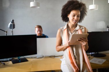 CEO sahibi şirket çalışanı portresi, muhtemelen finans, muhasebeci, avukat, yönetici