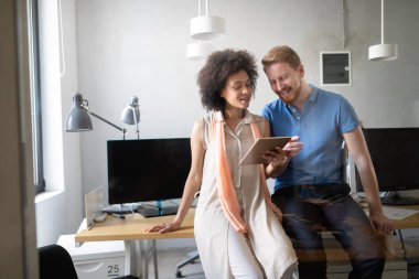 Bir yazılım geliştirme şirketinde çalışan programcılar