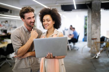 İş adamları ofiste iyi takım çalışması yapar. Takım çalışması başarılı iş yeri stratejisi kavramı.