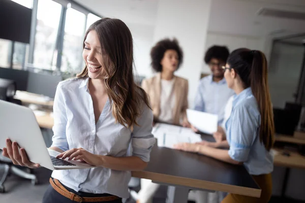 Gente Negocios Feliz Trabajando Lluvia Ideas Oficina — Foto de Stock