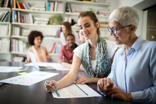 Squadra Colleghi Brainstorming Insieme Mentre Lavorano Ufficio — Foto Stock