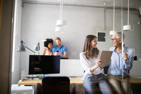 Grupo Empresarios Que Colaboran Proyectos Oficinas Modernas — Foto de Stock