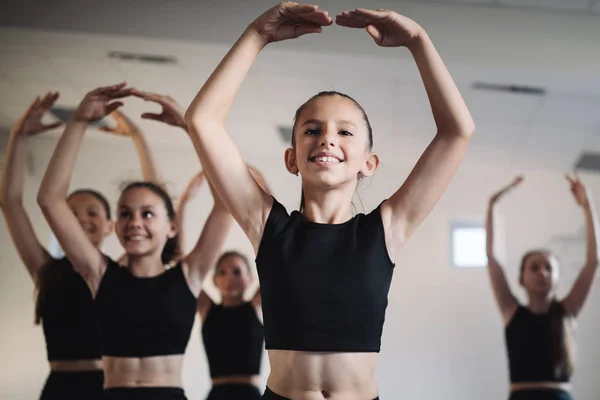 Grupp Fit Barn Utövar Balett Och Dans Studion Tillsammans — Stockfoto