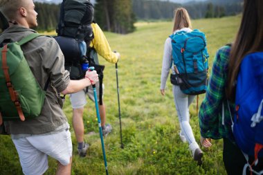 Zor, zor, yorucu ve dağda dört arkadaş sefer yorucu