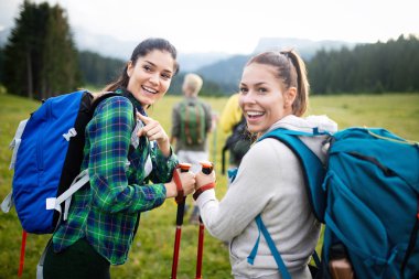 Dört mutlu arkadaş Dağları üzerinde seyir ve having fun