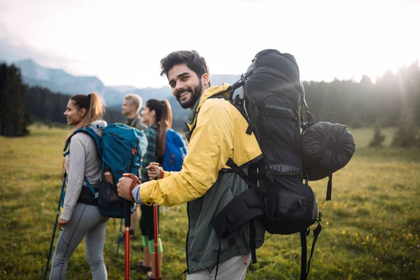 Young Friends Country Walk Group Happy People Hiking Countryside — Stock Photo, Image