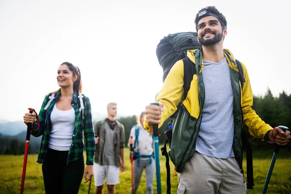 Avontuur Reizen Toerisme Wandeling Mensen Concept Groep Lachende Vrienden Wandelen — Stockfoto