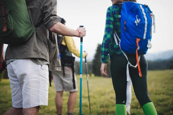 Friends Hiking Together Outdoors Exploring Wilderness Having Fun — Stock Photo, Image