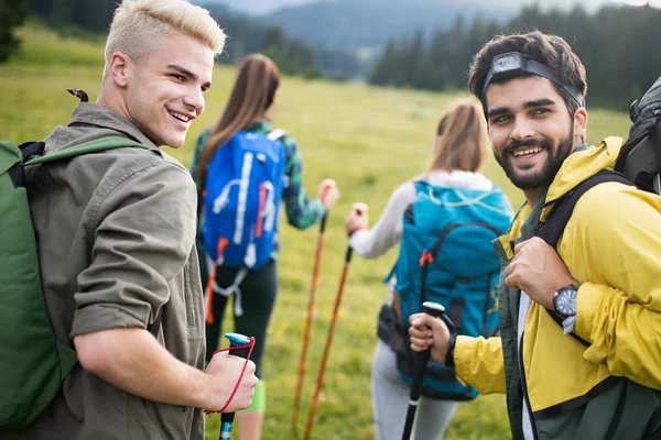 Adventure Travel Tourism Hike People Concept Group Smiling Friends Hiking — Stock Photo, Image