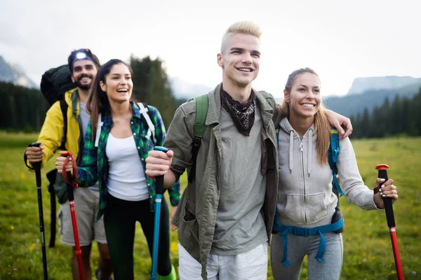 Groep Vrienden Een Berg Jongeren Bergwandeling — Stockfoto